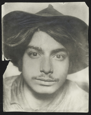 Foto eines jungen Mannes mit Oberlippenbart und Hut